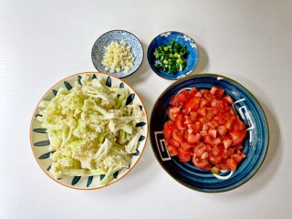 茄汁花菜,番茄去皮切丁，花菜掰成小朵洗净，蒜切末，葱切葱花