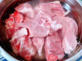 茭白茄子焖肉,新鲜的排骨肉在清水中浸泡二十分钟去除血水洗净