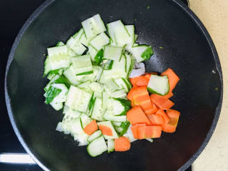黄瓜炒鱿鱼,加入黄瓜和胡萝卜片