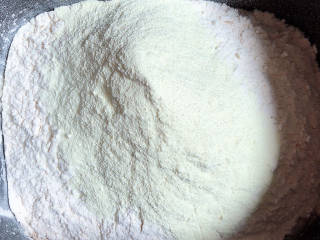 红糖面包,将牛奶、鸡蛋、高筋面粉、白糖、盐、奶粉、酵母粉放入面包机中。