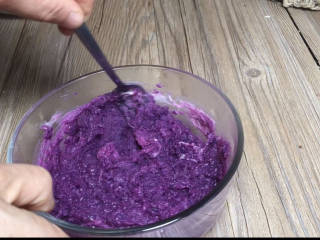 紫薯桂花汤圆,蒸好的紫薯取出，放入黄油和炼乳中，搅拌均匀成泥状，放冰箱冷藏备用