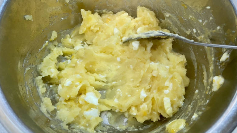 土豆泥蛋卷,蒸好的土豆去除，压成土豆泥和鸡蛋拌匀
