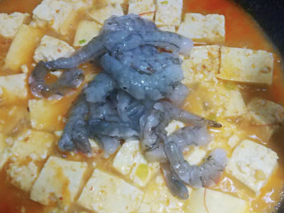 虾仁豆腐煲,最后加入虾仁，煮到虾仁变红。