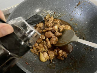 土豆香菇焖鸡,加入一汤匙生抽翻炒均匀