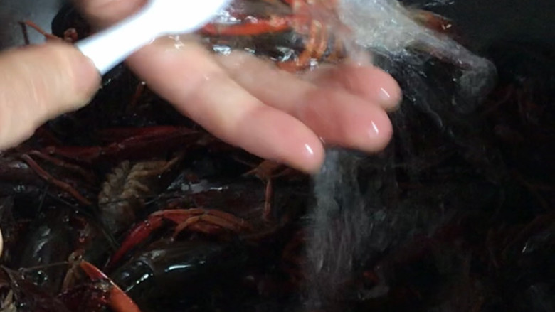 干煸小龙虾,用活水刷洗干净