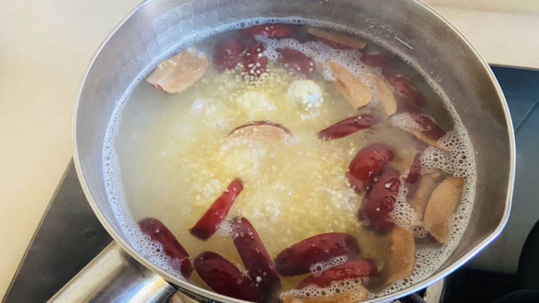 百合小米粥,大火煮沸转中小火焖煮二十分钟，期间不断搅拌防止粘锅底