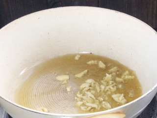 香菇炒小白菜,起锅热油，放入蒜末炒香