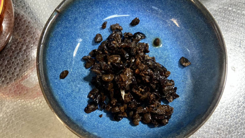 蒜苔五花肉➕蒜苔回锅肉,清水浸泡后的豆豉切碎