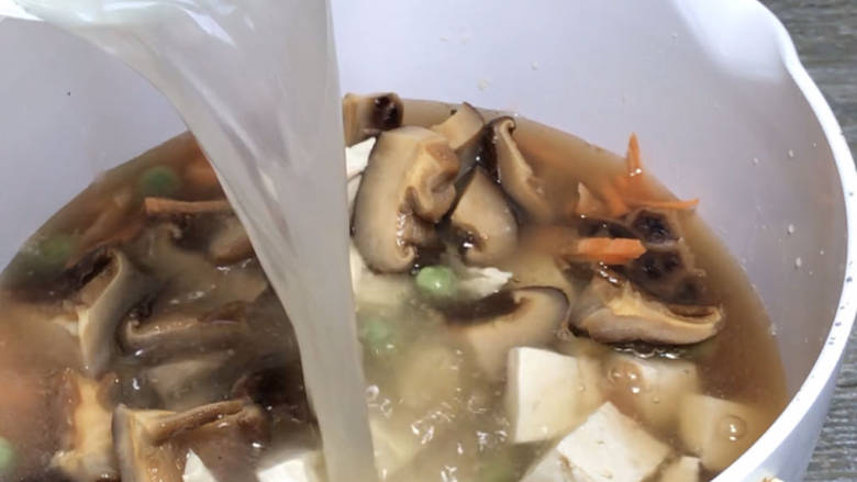 芝香豆腐,将剩下的所有食材放入锅中，加入泡香菇的水和高汤，煮沸