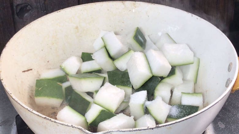 豆腐炖冬瓜,就着油锅，放入冬瓜、少许盐炒匀，加入豆瓣酱炒香