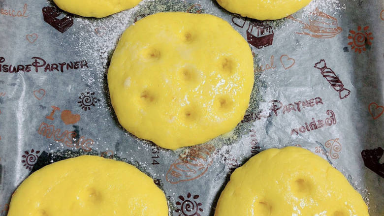 田园南瓜饼,每个饼上都刷好黄油，可以在饼上用手指随意点几个洞。预热烤箱，180度预热5分钟。