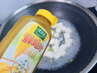 豆腐蛋花汤,加入适量的太太乐鲜鸡汁
