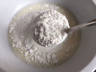 冰皮月饼,加入三汤勺糯米粉，两勺粘米粉，一勺小麦淀粉