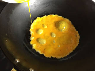 韭黄鸡蛋,热锅倒油，倒入鸡蛋液