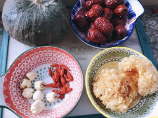南瓜银耳莲子羹,准备食材:南瓜，银耳，莲子，红枣，枸杞
