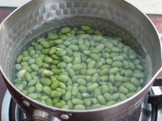 小炒毛豆,小锅里添水烧沸，放入洗净的毛豆粒煮七、八分钟，捞出浸泡在凉水中备用。