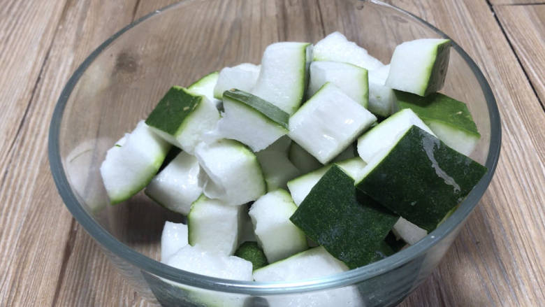 豆腐炖冬瓜,冬瓜刷洗干净，切成块备用
