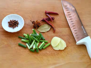 板栗排骨煲,将葱切成小段、姜切小片，准备好八角、红干椒、香叶和花椒粒。