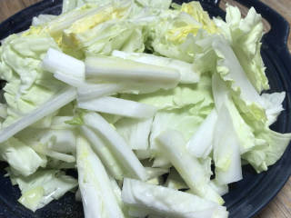 椒麻白菜,白菜掰开洗净，切成自己喜欢的形状，备用