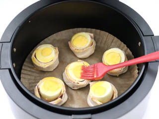 培根鸡蛋酥,刷上蛋黄液。