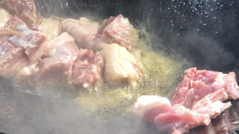 冬瓜烧鸭肉,起锅热油，放入鸭肉，煸炒出油