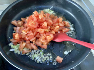滑蛋牛肉➕番茄肥肉滑蛋,下番茄块，中小火不断煸炒出番茄汁