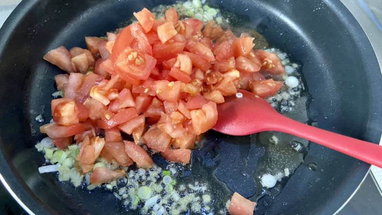 滑蛋牛肉➕番茄肥肉滑蛋,下番茄块，中小火不断煸炒出番茄汁