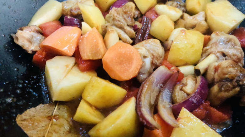 大盘鸡拌面,继续倒入土豆、胡萝卜翻炒均匀。