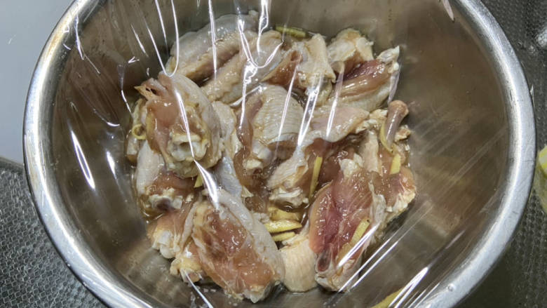蒜香焖翅,蒙上保鲜膜，放冰箱腌制一小时