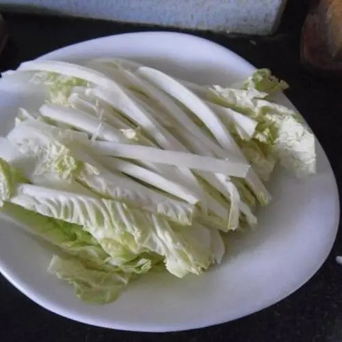 素炒白菜,还有人喜欢将白菜切成丝状，你喜欢什么样就切成什么样子就好。