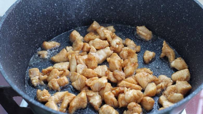 蘑菇鸡肉浓汤,锅中倒入一大勺食用油烧热，下腌制好的鸡丁翻炒至变色断生。