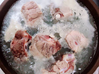 棒骨萝卜汤,锅中烧开水，煮去肉中的血水。
