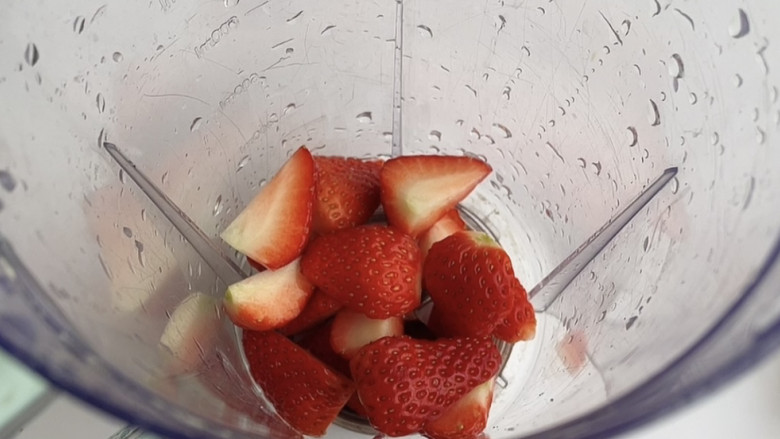 #闹元宵#草莓奶昔,再把草莓倒入榨汁机中