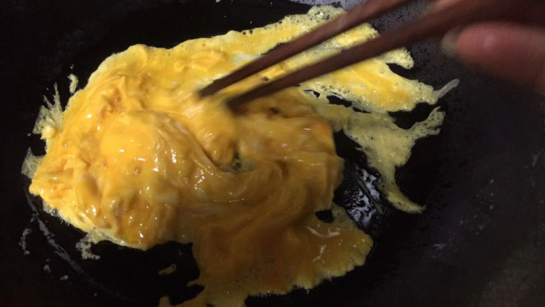 青菜鸡蛋炒面,快速搅拌至凝固