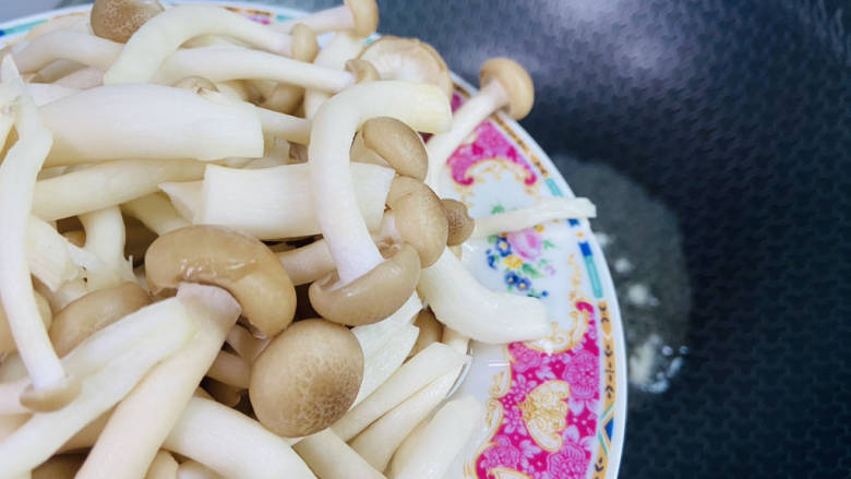 白菜炒蘑菇,倒入蟹味菇