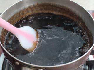 芒果芋圆烧仙草,将剩余纯净水倒进小锅中，加零卡糖煮沸（没有零卡糖就用普通细砂糖），再倒入稀释好的烧仙草粉搅拌均匀。