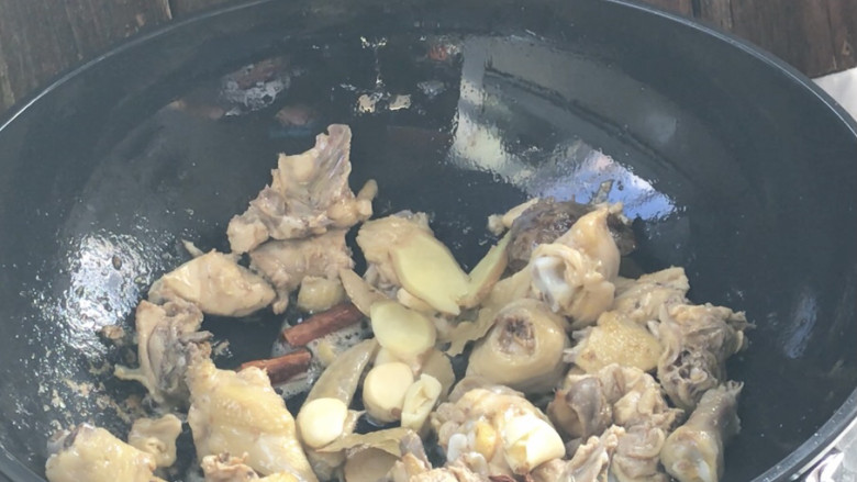 土豆香菇焖鸡,加入姜蒜炒香