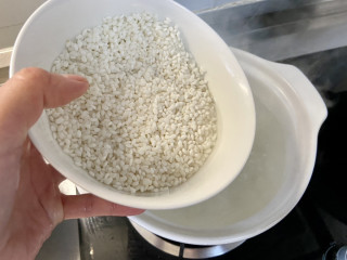 牛奶番薯粥➕牛奶鸡蛋红薯粥,锅中加入大米8倍的水，煮开，加入淘洗好的大米，搅拌一下