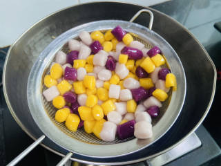 紫米酒酿牛奶芋圆,捞出过凉水