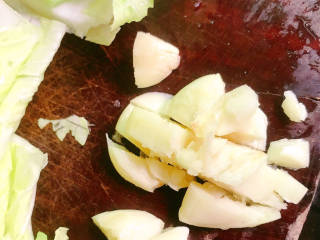 白菜烩小酥肉,大蒜切碎