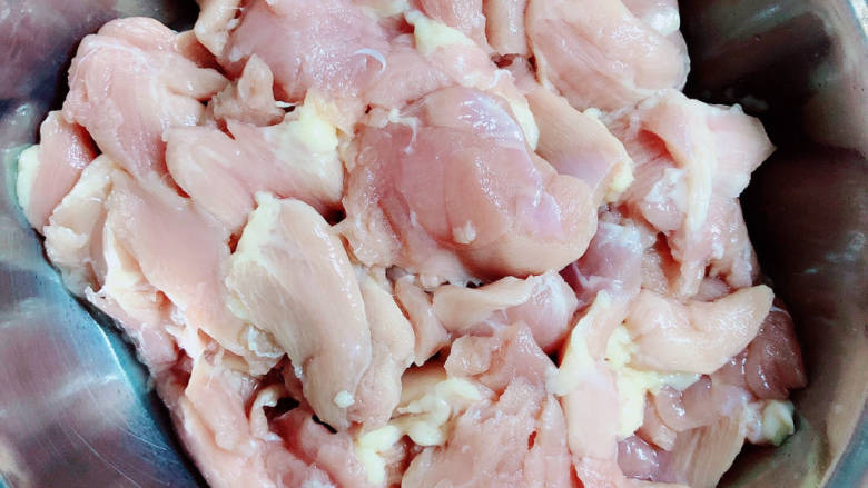 杏鲍菇炒鸡丁,准备好鸡腿肉块待用。