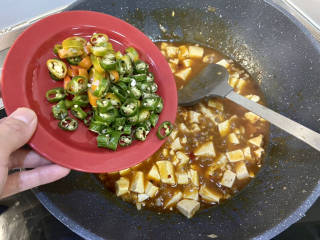 酸辣豆腐➕肉末酸辣豆腐,最后加入线椒，中大火翻炒断生即可出锅