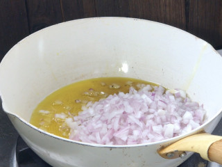 梅干菜猪肉馅饺子,起锅热油，放入洋葱，炒出香味至变色