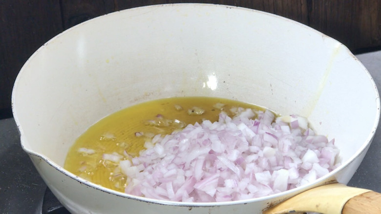 梅干菜猪肉馅饺子,起锅热油，放入洋葱，炒出香味至变色