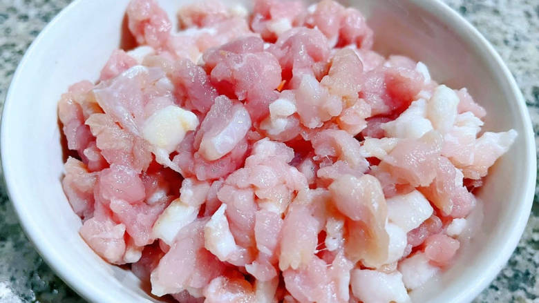 肉末盖莴笋丝,新鲜的猪肉切成小丁状