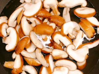 香菇炒上海青,放入开水锅中，焯水3分钟。
