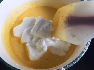奶香蛋糕,将蛋白分三次加入蛋黄中，搅拌均匀