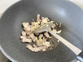 土豆回锅肉,加入姜丝蒜片豆豉，煸炒出香味
