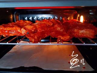 奥尔良烤排骨,腌制好的排骨放到烤箱的烤架上，190度烤1小时，中间翻面一次