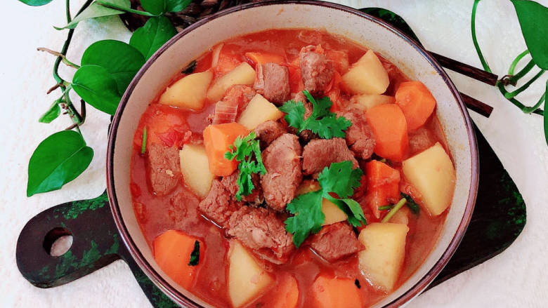 红焖牛肉煲,一道家常滋补佳肴红焖牛肉煲上桌了！